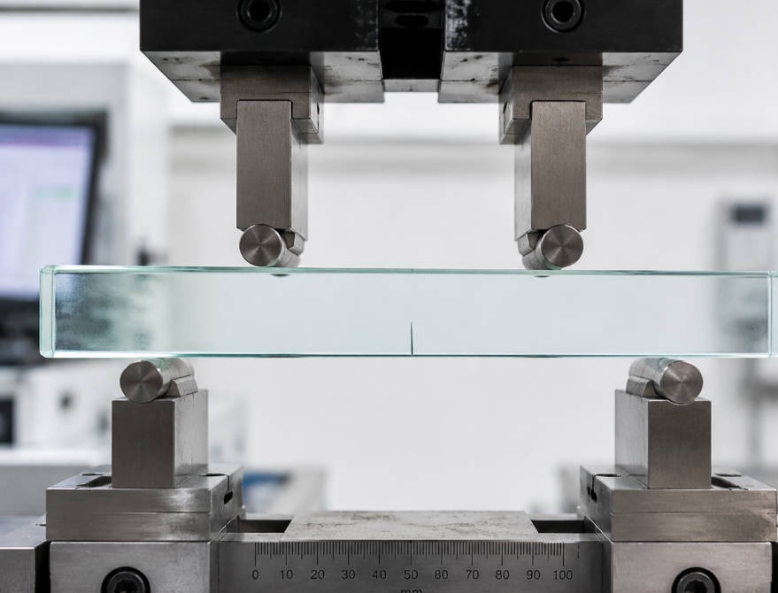Four-point bending test measuring flexural strength of glass in a laboratory